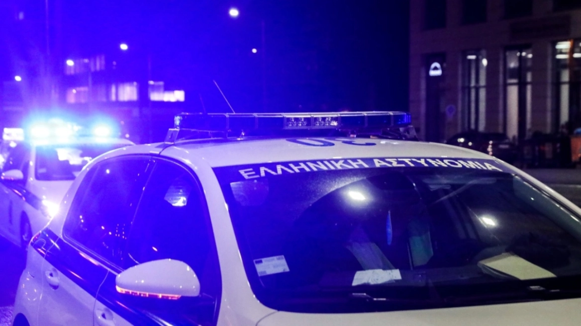 Διάρρηξη με… σκαπτικό μηχάνημα στην Αυλίδα: Γκρέμισαν τη βιτρίνα κοσμηματοπωλείου και διέφυγαν με ΙΧ