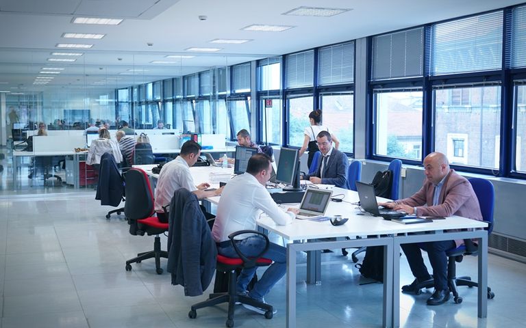 Επιχειρήσεις: Πού προσφέρονται οι υψηλότεροι μισθοί