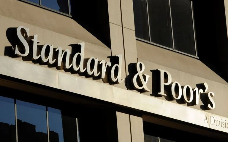 Standard & Poor’s: Aμετάβλητη στο ΒΒΒ η αξιολόγηση της Ελλάδας με σταθερό outlook