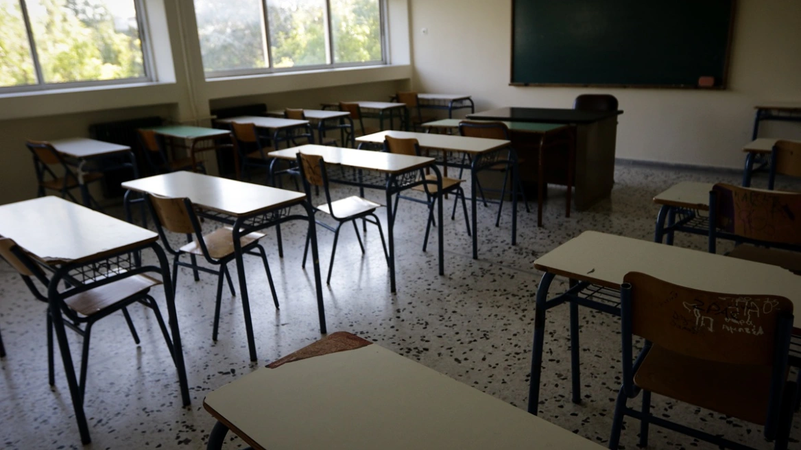 Παράθυρο αποκολλήθηκε και έπεσε σε μαθητή στο ΓΕΛ Νεοχωρίου στο Μεσολόγγι, μεταφέρθηκε στο νοσοκομείο