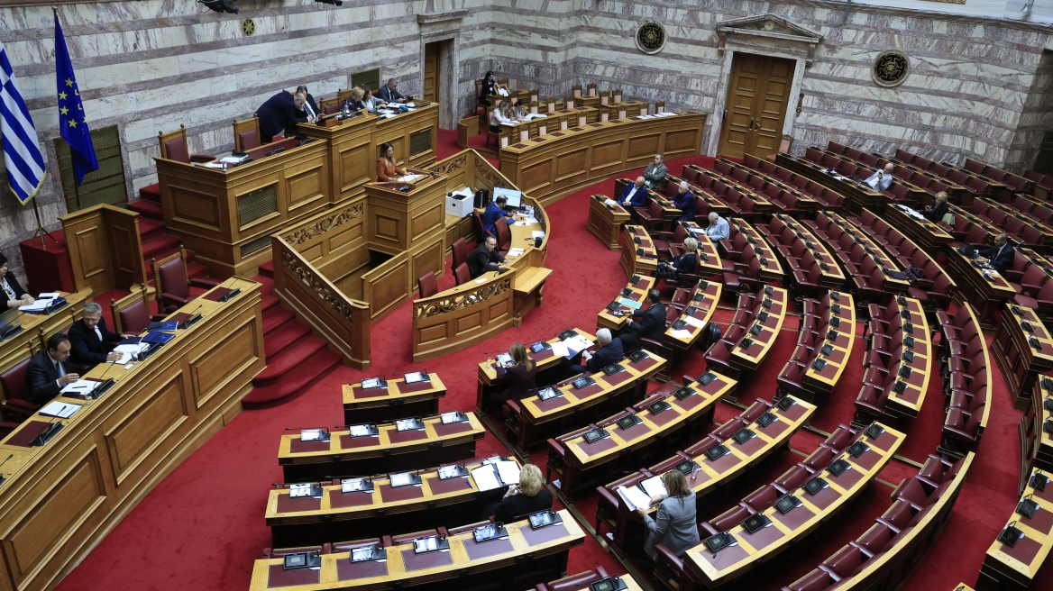 Κατατέθηκε στη Βουλή το πολυνομοσχέδιο με τις 120 δόσεις και χωρίς το μπλόκο στα μετρητά των courier