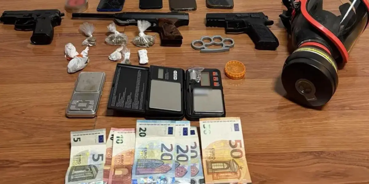 Συμμορία εφήβων «έπεσε» στα ναρκωτικά: Συνελήφθησαν τρεις νεαροί 18, 17 και 14 ετών σε Θησείο και Κεραμεικό. Κατασχέθηκαν κάνναβη, αεροβόλα και ζυγαριές ακριβείας