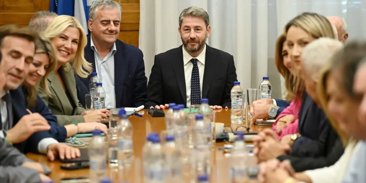 Ανδρουλάκης στο ΠΑΣΟΚ: «Χτυπήστε όποιον παραχαράσσει την Ιστορία» – Βολές κατά ΝΔ και Τσίπρα, «εμείς βγάλαμε τη χώρα από τα μνημόνια».  