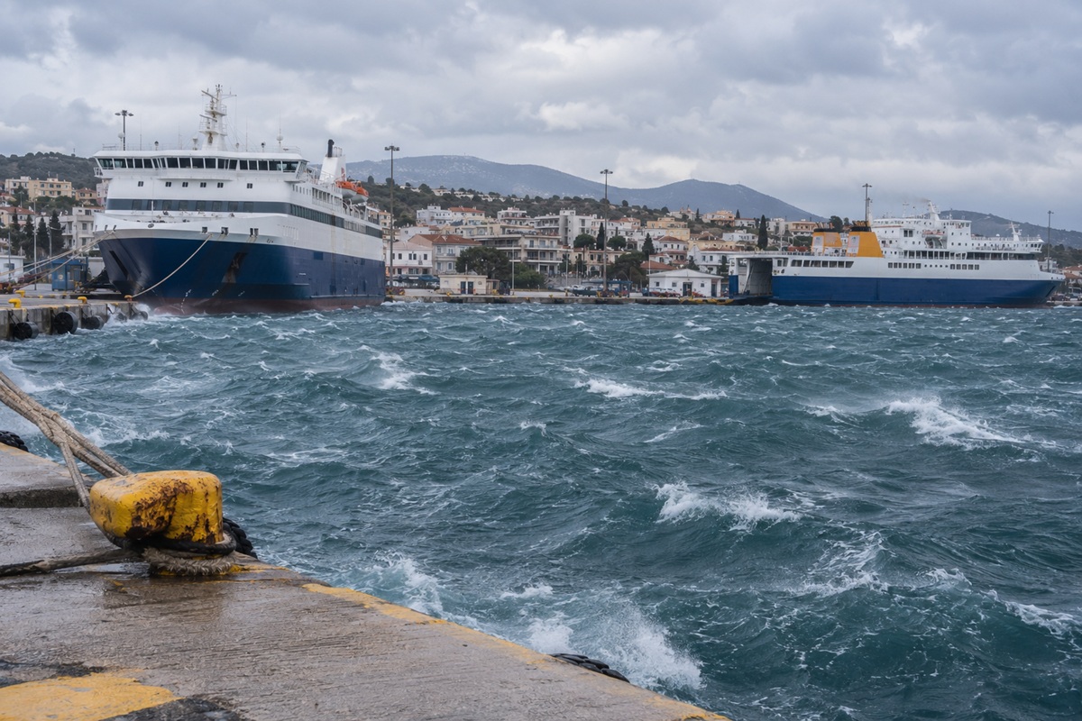 Απαγορευτικό απόπλου σε Πειραιά, Ραφήνα και Λαύριο – Πού «κολλούν» τα δρομολόγια λόγω των 9 μποφόρ