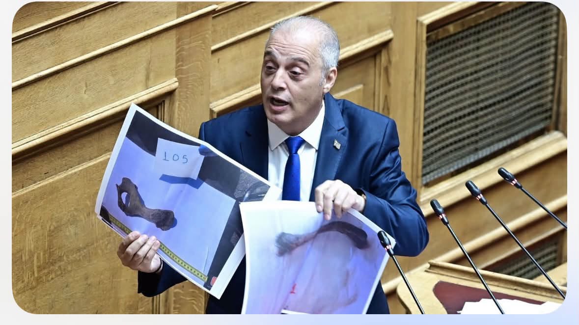 Τέμπη: Οργή Πλακιά – Βλάχου για τις φωτογραφίες Βελόπουλου στη Βουλή – «Είναι οστά σκύλου και βοοειδούς». 