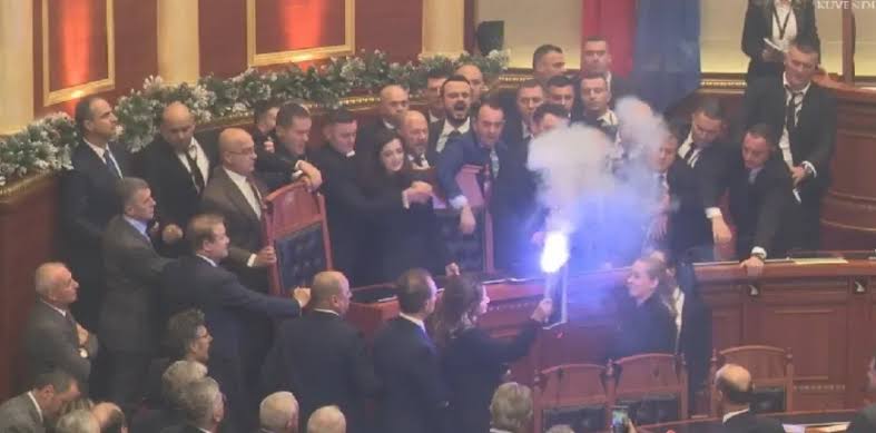 Αλβανία: Νέα επεισόδια στη Βουλή – Φωτοβολίδες και καπνογόνα από την αντιπολίτευση κατά του Ράμα