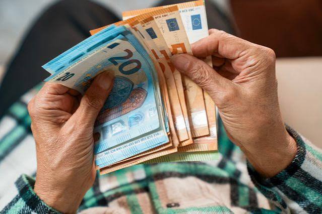 Επιδόματα ΟΠΕΚΑ: Από την Πέμπτη 29 Οκτωβρίου στα ΑΤΜ – Επίσημη πληρωμή στις 30 Οκτωβρίου