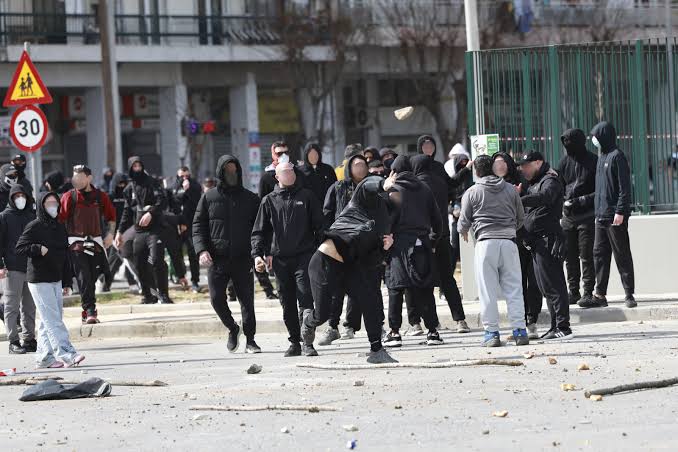 Θεσσαλονίκη: Ένταση και δακρυγόνα σε αντιφασιστική συγκέντρωση κατά της εκδήλωσης Κασιδιάρη