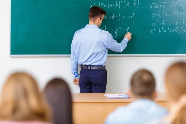 Βούλα: Σε αυτοδίκαιη αργία ο καθηγητής Φυσικής Αγωγής – Κατηγορείται για σεξουαλική παρενόχληση 13χρονης μαθήτριας. 