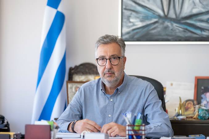 Άγιος Δημήτριος: Γιούχαραν τον δήμαρχο για τη ματαίωση της παρέλασης – «Ντροπή σου»