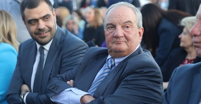 Μαρινάκης για Καραμανλή: «Σεβόμαστε τον πρώην πρωθυπουργό, ακούμε με προσοχή» – «Άλλο άδεια, άλλο ενημέρωση» για το καλώδιο
