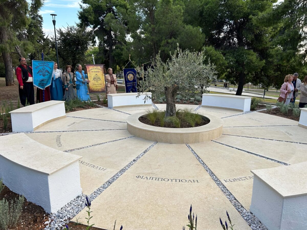 Μνημείο για τον προσφυγικό Ελληνισμό του 1922 αποκαλύφθηκε στο ΑΠΘ – «Τιμούμε τις ρίζες μας»