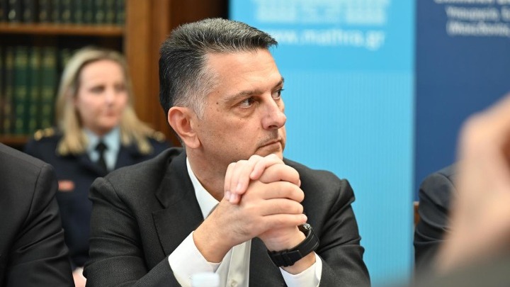 ΕΛΑΣ: «Κάθεται στο γραφείο του πρωθυπουργού» – Απαιτεί απαντήσεις για τον «εθελοντή» Μπεκίρη