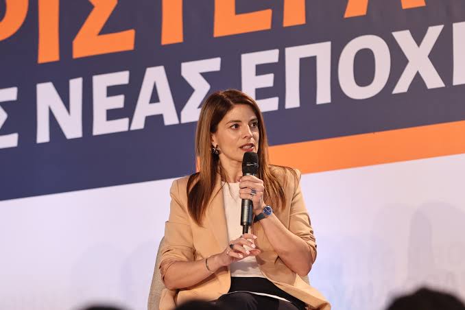 ΠΑΣΟΚ: Η Άννα Παπαδοπούλου καταγγέλλει ότι ο Κωνσταντόπουλος την αποκάλεσε «σκουπίδι». Ζητά τη διαγραφή του