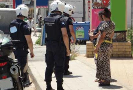 Πύργος: Ομάδα γυναικών Ρομά ακινητοποίησε μητέρα έξω από σούπερ μάρκετ. «Αυτή θα τη σκοτώσω» φώναζε η δράστις