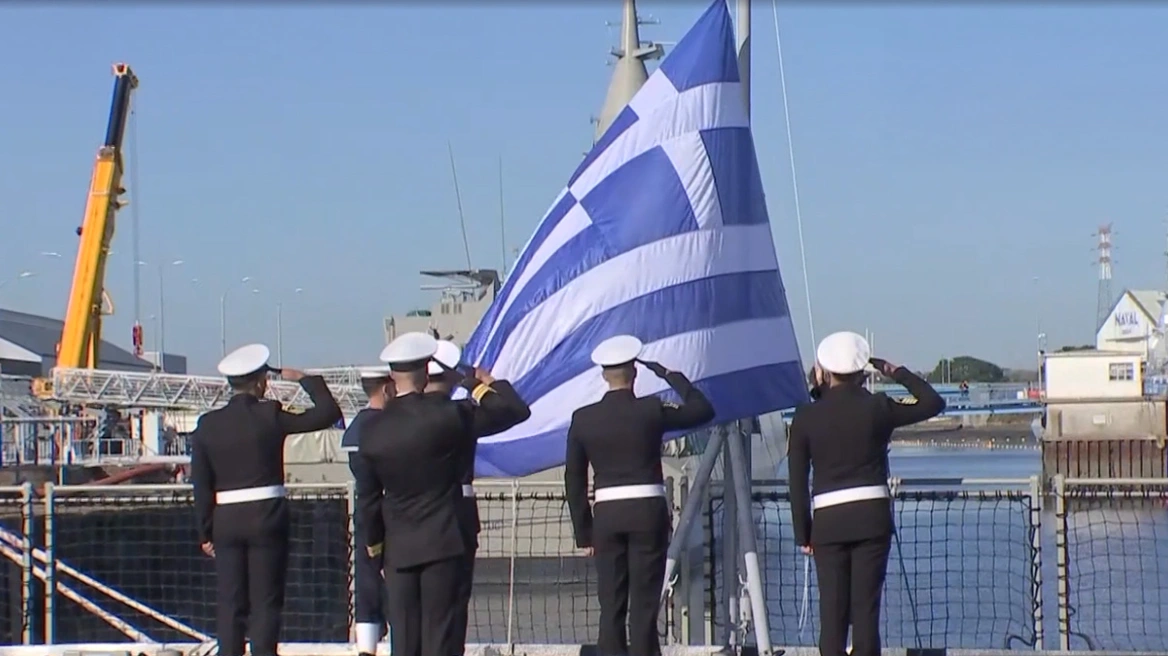 Υψώθηκε η ελληνική σημαία στη φρεγάτα «Νέαρχος» – Δένδιας: «Το καλύτερο πλοίο στην κατηγορία του στον πλανήτη»