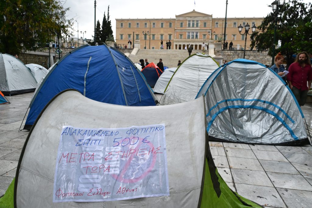 Σκηνές στο Σύνταγμα και ολονυχτία από τους φοιτητές: «Δεν πάει άλλο»  
