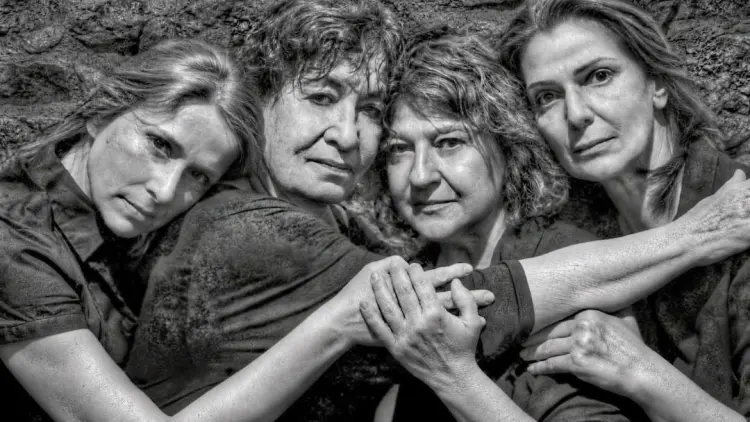 «Μακρόνησος»: Οι γυναίκες που έζησαν την εξορία και τα βασανιστήρια του Εμφυλίου ανεβαίνουν στη θεατρική σκηνή